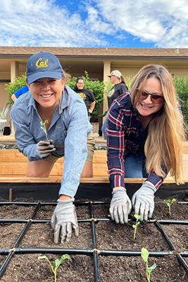 UC Master Gardeners of Imperial County plant seedlings. Photo courtesy of Kristian Salgado.