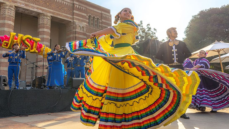 Mariachi de Uclatlán de UCLA y sus danzantes