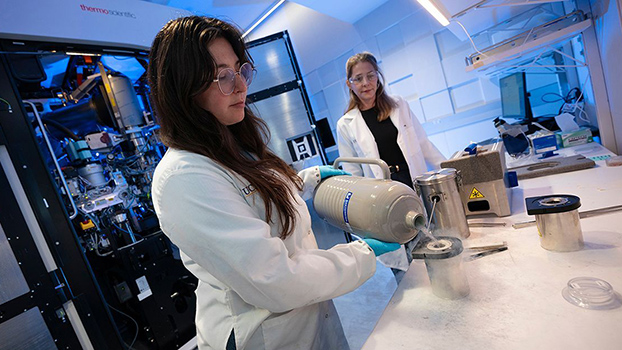 PhD candidate Sarah Narehood, MS ’23, prepares samples to be analyzed using Krios G4 cryo-EM by Thermo Fisher Scientific.